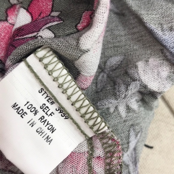 CHANCE V-Neck Floral Print Blouse - Picture 7 of 7